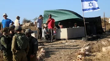 مستوطنين إسرائيليين يقومون بتجريف أراضٍ فلسطينية في شمال رام الله