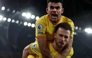 تصرف مفاجئ من لاعب ليفربول خلال جنازة صديقه جوتا (فيديو)