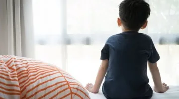 لماذا يكون الأولاد أكثر عرضة للإصابة بالتوحد مقارنةً بالفتيات؟