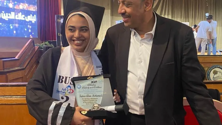 تهاني للدكتور علاء سعيد بمناسبة تخرج ابنته من كلية الفنون الجميلة في بني سويف