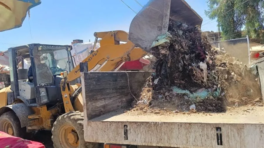 جمع ورفع 50 طنًا من النفايات والمخلفات وفتح طريق في سوق الجمعة بحي ثاني الإسماعيلية جمع ورفع 50 طنًا من النفايات والمخلفات وفتح طريق في سوق الجمعة بحي ثاني الإسماعيلية