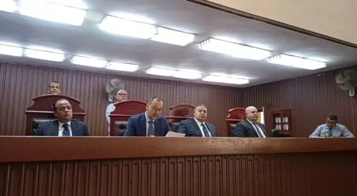 حكم بالسجن 7 سنوات على شاب عاطل بتهمة السرقة بالإكراه والمؤبد لاثنين آخرين بتهمة تهريب المخدرات في القليوبية. حكم بالسجن 7 سنوات على شاب عاطل بتهمة السرقة بالإكراه والمؤبد لاثنين آخرين بتهمة تهريب المخدرات في القليوبية.