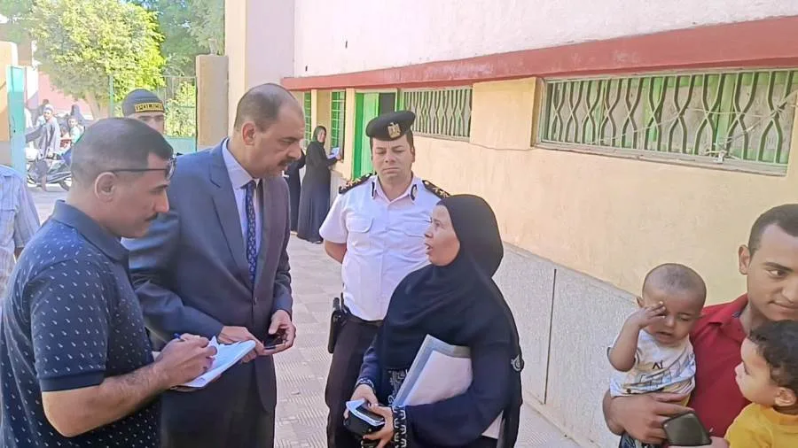 محافظ سوهاج يقوم بجولة للتأكد من جودة الخدمات المقدمة للمواطنين في قرية إدفا محافظ سوهاج يقوم بجولة للتأكد من جودة الخدمات المقدمة للمواطنين في قرية إدفا