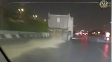 إيقاف شاحنة تنثر الرمال على الطريق الدائري (فيديو)