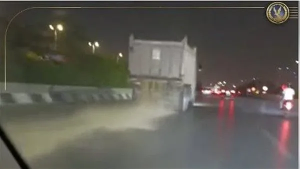 إيقاف شاحنة تنثر الرمال على الطريق الدائري (فيديو) إيقاف شاحنة تنثر الرمال على الطريق الدائري (فيديو)