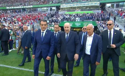 جماهير جزائرية تردد في “ملعب مانديلا”: أرسلونا إلى فلسطين لمواجهة الاحتلال (فيديو) جماهير جزائرية تردد في “ملعب مانديلا”: أرسلونا إلى فلسطين لمواجهة الاحتلال (فيديو)