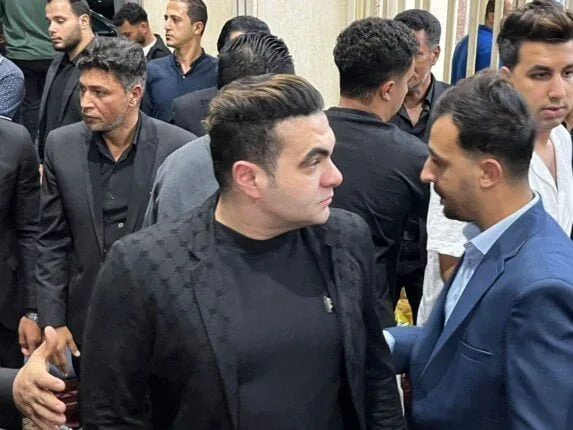 انهيار ابن أحمد عامر خلال مراسم تشييع والده «صور»