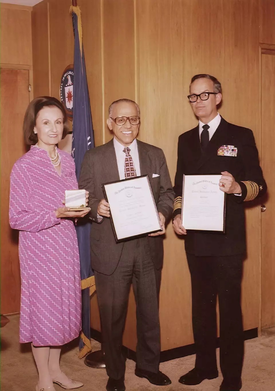 <strong>جورج جوانيدس يُمنح جائزة لخدمته CIA - واشنطن بوست - عام 1981</strong>