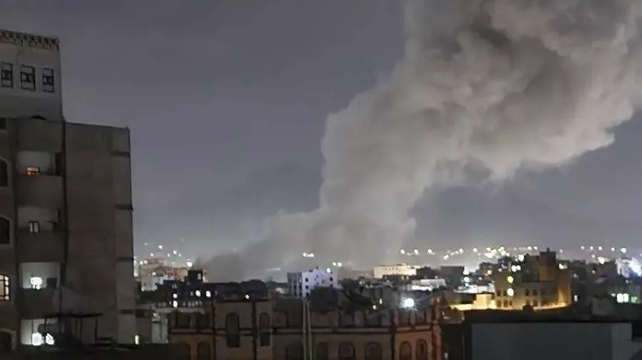 20 غارة من الطيران الإسرائيلي تستهدف مواقع في اليمن 20 غارة من الطيران الإسرائيلي تستهدف مواقع في اليمن