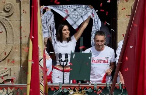 هتافات نصرة لفلسطين تثير الأجواء في انطلاق مهرجان الثيران الشهير بإسبانيا