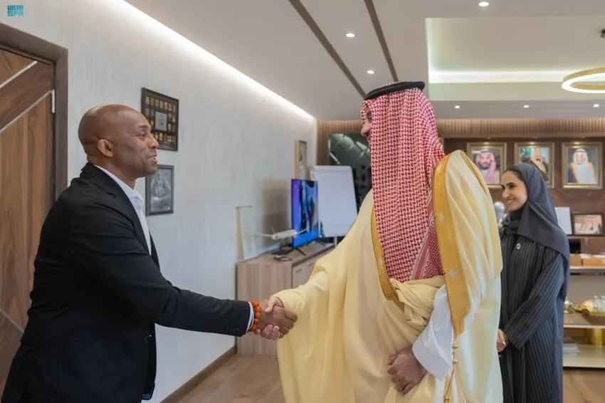 فهد بن جلوي يلتقي برئيس اتحاد MMA لاستكشاف فرص تعزيز التعاون فهد بن جلوي يلتقي برئيس اتحاد MMA لاستكشاف فرص تعزيز التعاون