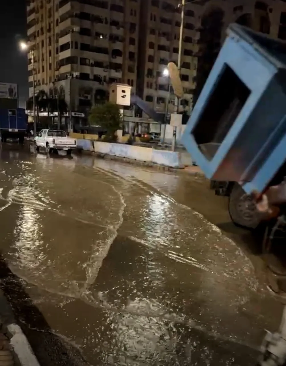 الشارع تحول إلى ممر مائي.. تسرب في أنبوب مياه الشرب بحي ثالث في مدينة الإسماعيلية
