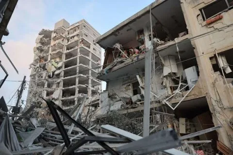 كاتبٌ وباحثٌ إسرائيليٌّ: الجولة الثانية التي ستبدأها إسرائيل ستشهد هجومًا إيرانيًا أشرس، مع استخدام طهران لصواريخ أكثر قوة لتدمير البنية التحتية للكيان. هل تغلبت إسرائيل في الجانب التكتيكي لكنها فشلت في الجانب الاستراتيجي؟