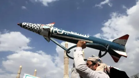 صفارات إنذار في إسرائيل عقب إطلاق صاروخين من اليمن.. و”أنصار الله” تهدد: المعتدون على غزة واليمن لن يجدوا الراحة.