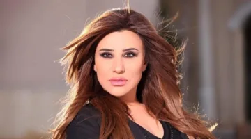 نجوى كرم تذهل الجمهور بإطلالة فريدة على شكل زهرة