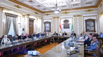 رئيس جامعة القاهرة يقود اجتماع لجنة المشاريع الجامعية لمتابعة سير تنفيذ الأعمال الإنشائية.