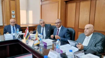 نائب وزير الإسكان يجتمع مع اللجنة العليا التنسيقية لمراجعة أكواد مياه الشرب والصرف الصحي