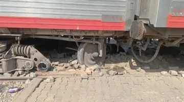 استئناف خدمات القطارات بعد إعادة عربات قطار قويسنا إلى مسارها الصحيح