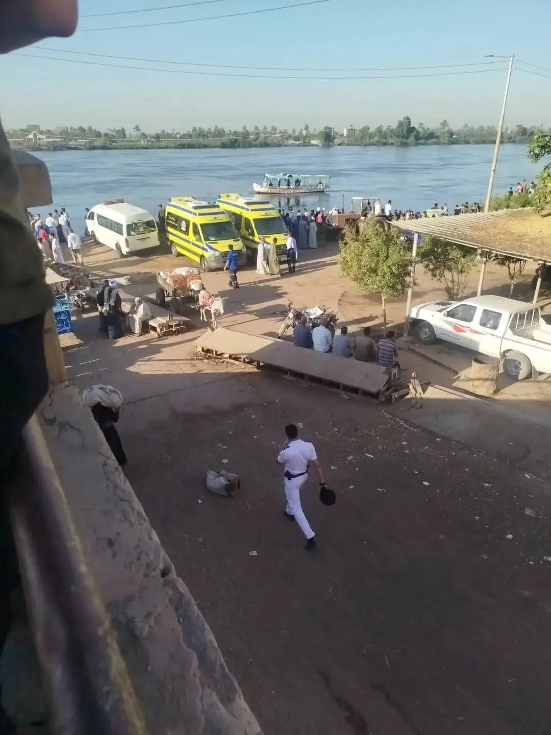 سيارة نقل مواشي تسقط من عبارة نهرية في قنا والجهات المعنية تبحث عن المفقودين. سيارة نقل مواشي تسقط من عبارة نهرية في قنا والجهات المعنية تبحث عن المفقودين.