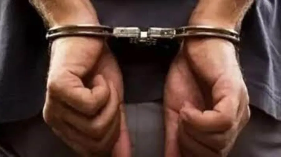 إطلاق سراح عامل بكفالة 10 آلاف جنيه بعد محاولته تسريب إجابات الكيمياء في لجنة أولاد صقر بالشرقية. إطلاق سراح عامل بكفالة 10 آلاف جنيه بعد محاولته تسريب إجابات الكيمياء في لجنة أولاد صقر بالشرقية.