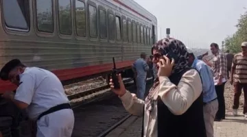 السكك الحديدية مستمرة في إزالة آثار حادث قطار “عرب الرمل” في المنوفية