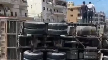 شاهد الفيديو: انقلاب شاحنة محملة بالحديد في الجهة الجنوبية