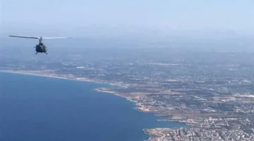 صور: طائرتان هليكوبتر تابعتان للجيش اللبناني تسهمان في إطفاء حرائق بسوريا