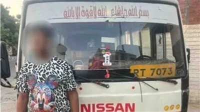 الداخلية تلقي القبض على سائق ميكروباص حاول الاعتداء على مواطن بسلاح أبيض بعد تصويره يسير عكس الاتجاه في القاهرة. الداخلية تلقي القبض على سائق ميكروباص حاول الاعتداء على مواطن بسلاح أبيض بعد تصويره يسير عكس الاتجاه في القاهرة.