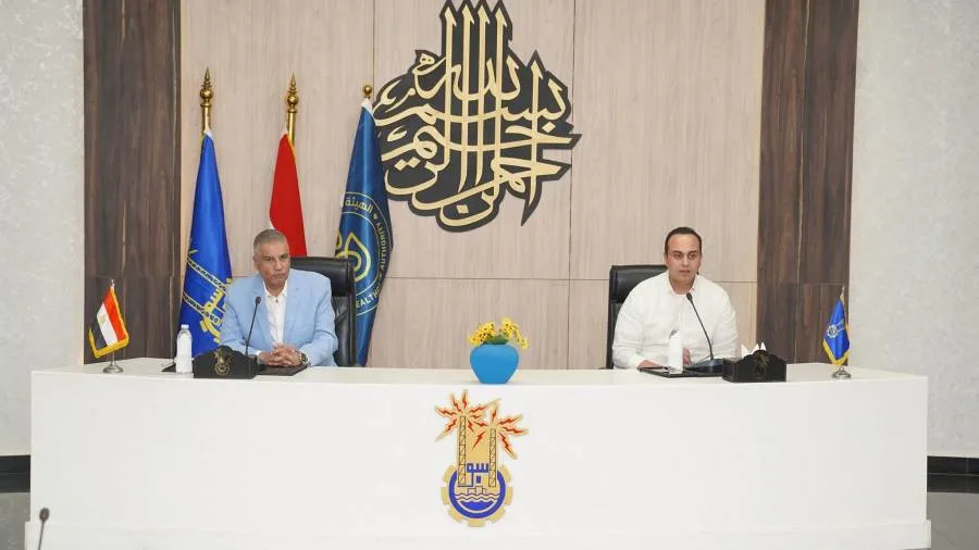 رئيس هيئة الرعاية الصحية يجتمع مع محافظ أسوان لمتابعة التطورات في إطلاق نظام التأمين الصحي الشامل بالمحافظة رئيس هيئة الرعاية الصحية يجتمع مع محافظ أسوان لمتابعة التطورات في إطلاق نظام التأمين الصحي الشامل بالمحافظة