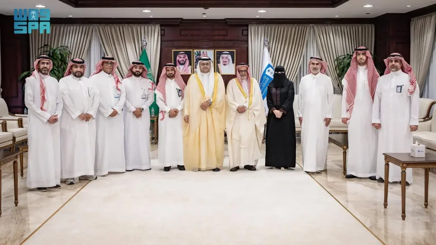 رئيس جامعة الملك سعود يطلق مقررات الحاسوب والذكاء الاصطناعي في العمادة المشتركة الأولى