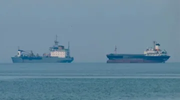 الحوثيون يعلنون رسمياً استهداف سفينة في البحر الأحمر: في خطر الغرق.