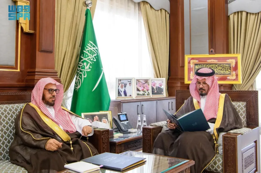 أمير المدينة المنورة يلتقي مدير التعليم ويثني على جهود تحسين التعليم في المنطقة أمير المدينة المنورة يلتقي مدير التعليم ويثني على جهود تحسين التعليم في المنطقة