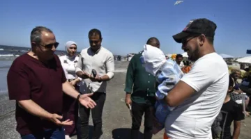 محافظ بورسعيد يتفقد الخدمات المقدمة للزوار ويؤكد على ضرورة زيادة عدد عناصر الإنقاذ