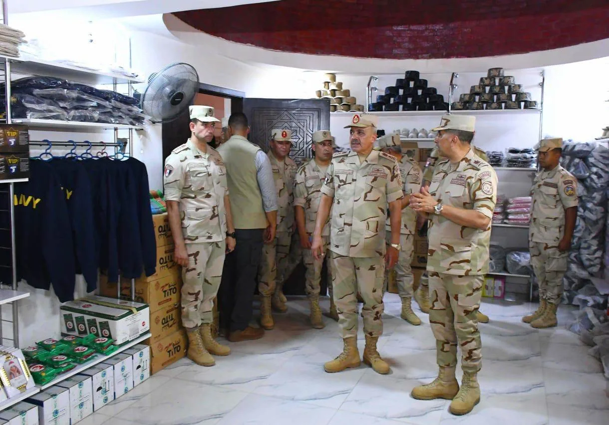 الفريق أحمد خليفة، رئيس أركان حرب القوات المسلحة، يزور معهد ضباط الصف المعلمين لتفقد النظام التعليمي واللقاء بأعضاء هيئتي التدريس والطلاب. الفريق أحمد خليفة، رئيس أركان حرب القوات المسلحة، يزور معهد ضباط الصف المعلمين لتفقد النظام التعليمي واللقاء بأعضاء هيئتي التدريس والطلاب.