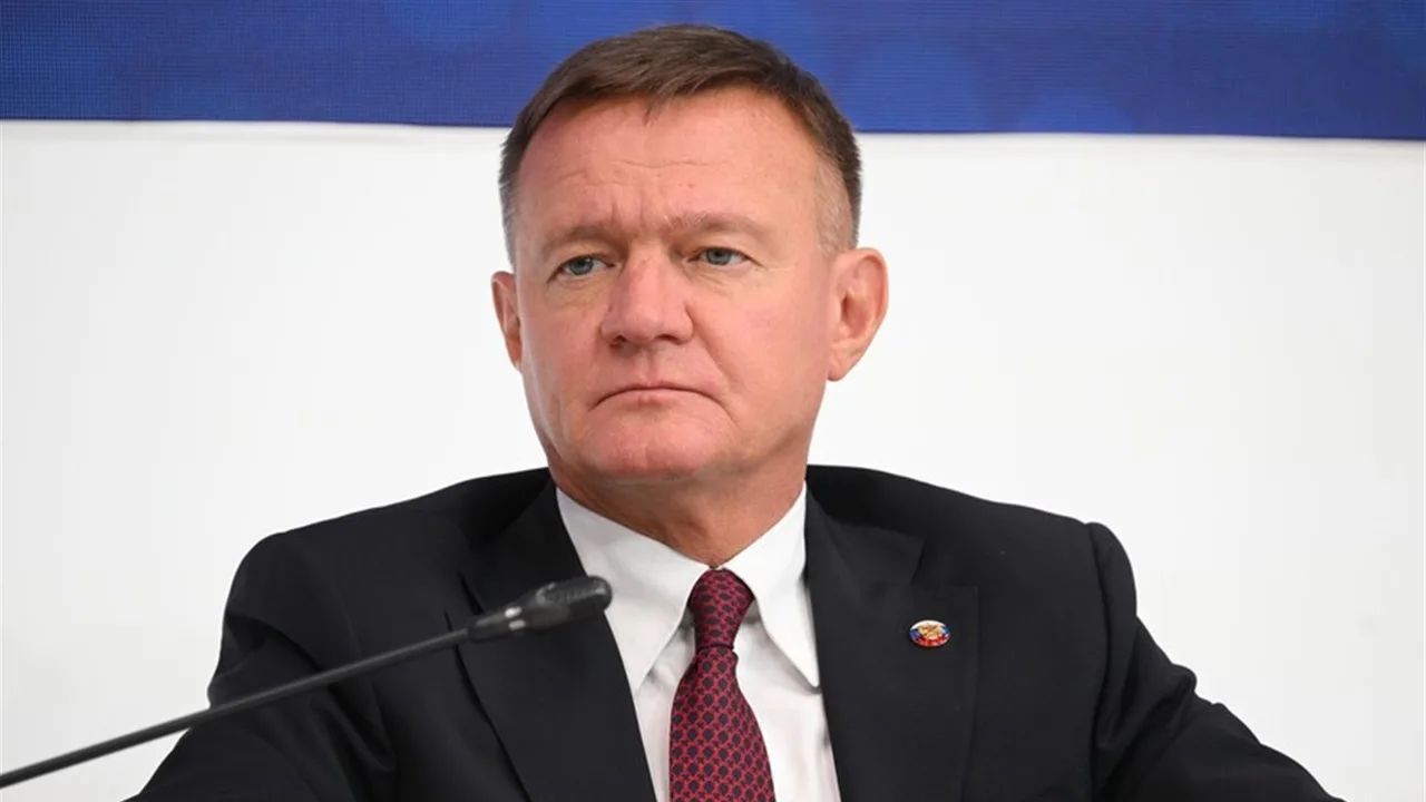 وزير روسي ينهي حياته بعد عزله بقرار من بوتين وزير روسي ينهي حياته بعد عزله بقرار من بوتين