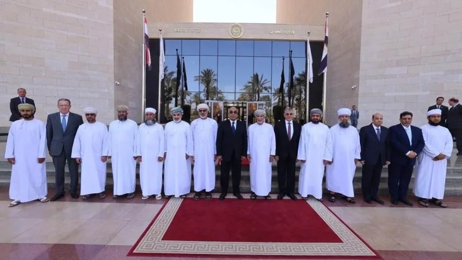 وزير العدل يلتقي وفدًا قضائيًا من سلطنة عُمان. وزير العدل يلتقي وفدًا قضائيًا من سلطنة عُمان.