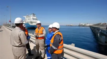 وزير البترول يزور سفينتي استقبال الغاز الطبيعي في العين السخنة
