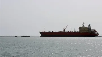 الحوثيون يتبنون الهجوم على السفينة “ماجيك سيز” الغارقة في البحر الأحمر.