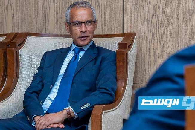 السفير الفرنسي لدى ليبيا مصطفى مهراج خلال لقائه مع حفتر في بنغازي، الإثنين 7 يوليو 2025. (القيادة العامة)