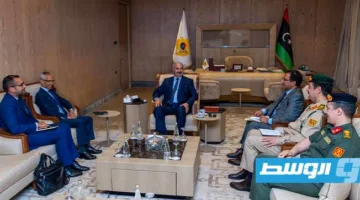 حفتر يشدد على دور الشركات الفرنسية في تنفيذ مشاريع إعادة الإعمار في ليبيا