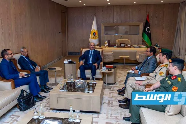 حفتر يشدد على دور الشركات الفرنسية في تنفيذ مشاريع إعادة الإعمار في ليبيا