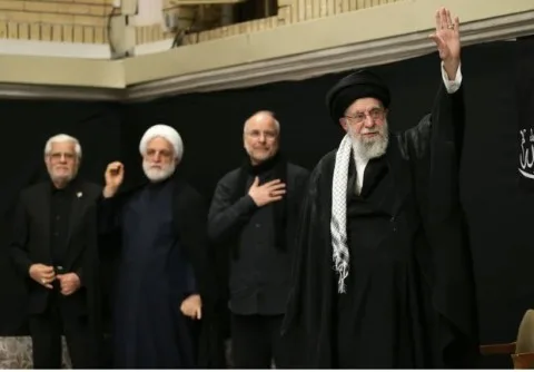 لماذا قرر الخامنئي “الظهور أمام الجمهور” بعد “غيابه لمدة ثلاثة أسابيع”؟ وكيف وازن بين “الحسين” و”الخميني”؟ وما هي الرسائل وراء وجود طائرات “ميغ-29″ الإيرانية فوقه؟.. الشيخ الثمانيني يمثل دعامة هذا المعسكر و”قواته الاستشهادية” تسعى للانتقام في حال اغتياله! لماذا قرر الخامنئي “الظهور أمام الجمهور” بعد “غيابه لمدة ثلاثة أسابيع”؟ وكيف وازن بين “الحسين” و”الخميني”؟ وما هي الرسائل وراء وجود طائرات “ميغ-29″ الإيرانية فوقه؟.. الشيخ الثمانيني يمثل دعامة هذا المعسكر و”قواته الاستشهادية” تسعى للانتقام في حال اغتياله!