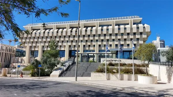 البنك المركزي الإسرائيلي يقرر الحفاظ على معدل الفائدة ثابتًا عند 4.5% للمرة الثانية عشر على التوالي.