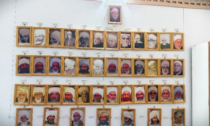لوحة تكريمية تحتوي على صور وأسماء مشايخ الأزهر في معرض الكتاب الدولي بالإسكندرية لوحة تكريمية تحتوي على صور وأسماء مشايخ الأزهر في معرض الكتاب الدولي بالإسكندرية