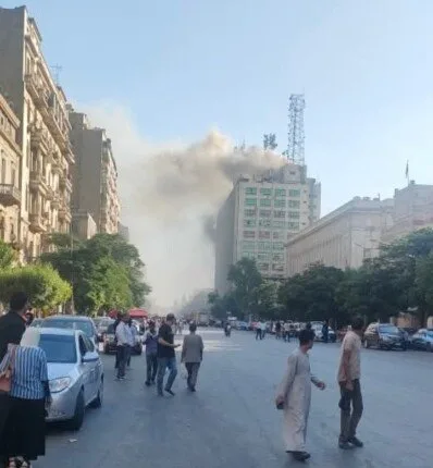 محافظ القاهرة يتابع جهود إطفاء حريق بخدمات سنترال رمسيس في حي الأزبكية محافظ القاهرة يتابع جهود إطفاء حريق بخدمات سنترال رمسيس في حي الأزبكية