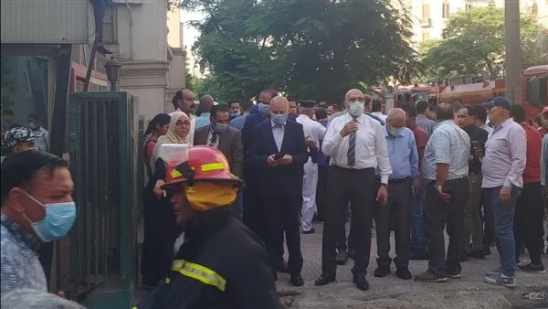 محافظ القاهرة يتابع جهود إخماد حريق مركز سنترال رمسيس.. صور