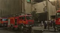 مسؤولو الشركة المصرية للاتصالات يتواجدون في موقع حريق مركز رمسيس لمتابعة الحدث.