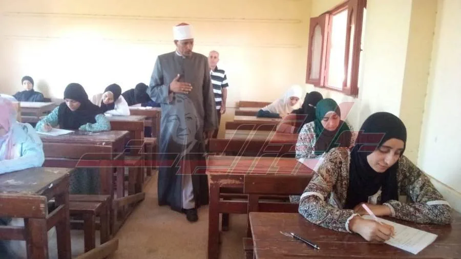 مدير منطقة كفر الشيخ الأزهرية يراجع امتحان البلاغة لطلاب المرحلة الثانوية مدير منطقة كفر الشيخ الأزهرية يراجع امتحان البلاغة لطلاب المرحلة الثانوية