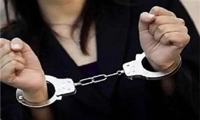 حكم ثلاث سنوات على امرأة بتهمة اختطاف رجل ومحاولة سرقة ممتلكاته تحت تهديد السلاح.