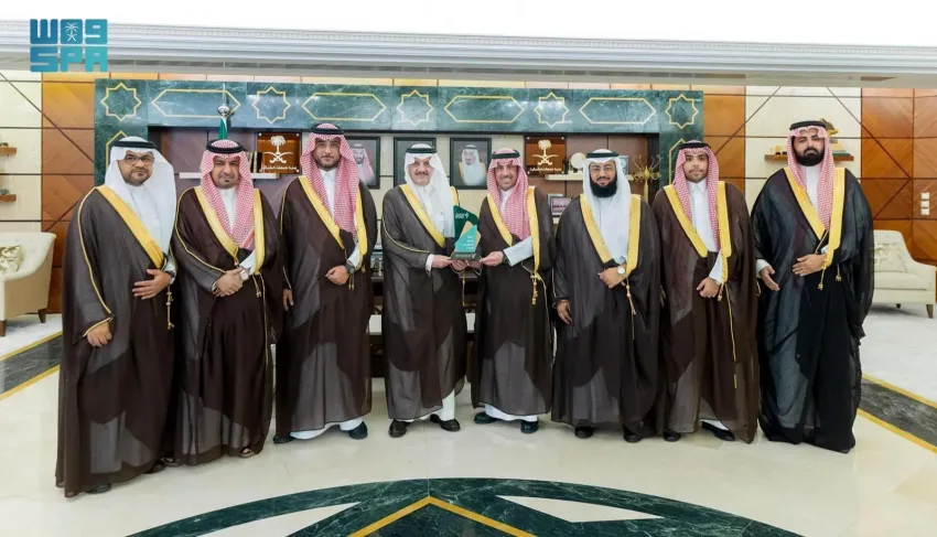 أمير المنطقة الشرقية يجتمع برئيس جمعية التنمية بالحزام الذهبي ويستعرض برامجها أمير المنطقة الشرقية يجتمع برئيس جمعية التنمية بالحزام الذهبي ويستعرض برامجها
